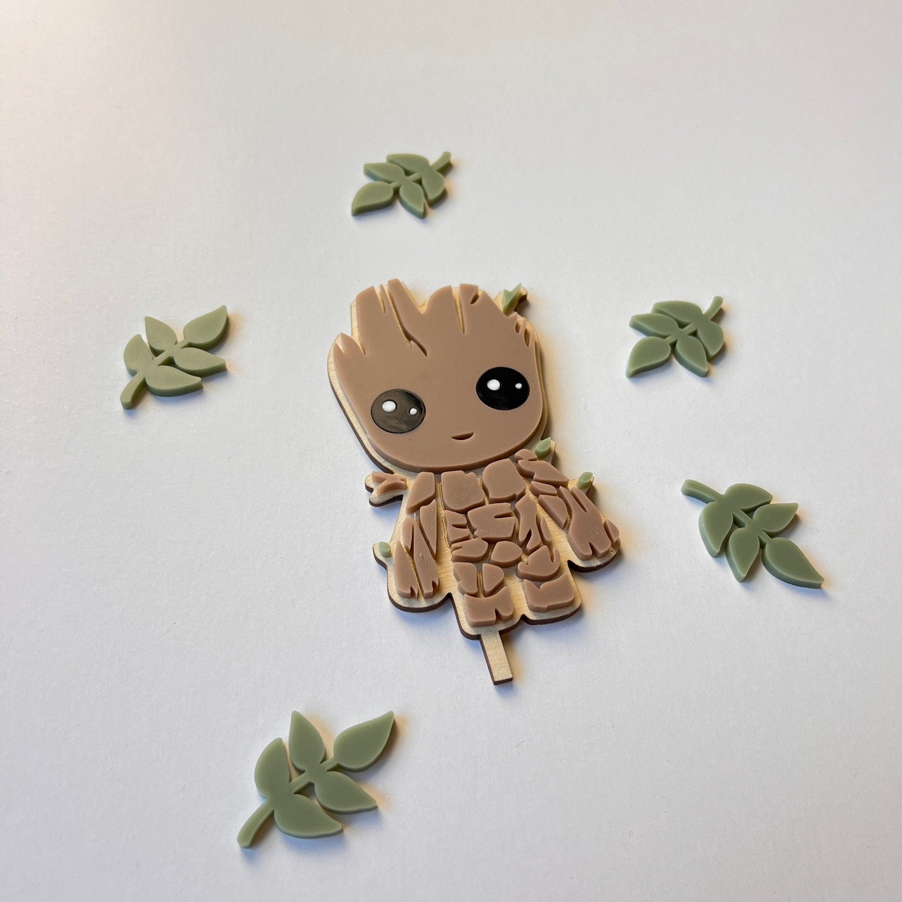 Motivstecker Groot inspired aus Acrylglas für Personalisierten Geburtstagsteller mit Vase und Kerze, Kerzenplatte, Geburtstagskranz
