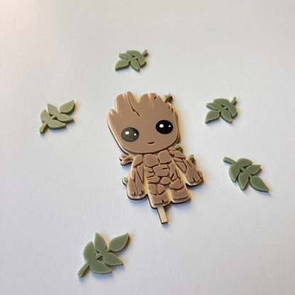 Motivstecker Groot inspired aus Acrylglas für Personalisierten Geburtstagsteller mit Vase und Kerze, Kerzenplatte, Geburtstagskranz