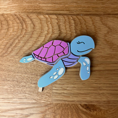 Motivstecker Schildkröte lila aus Acrylglas für Personalisierten Geburtstagsteller mit Vase und Kerze, Kerzenplatte, Geburtstagskranz