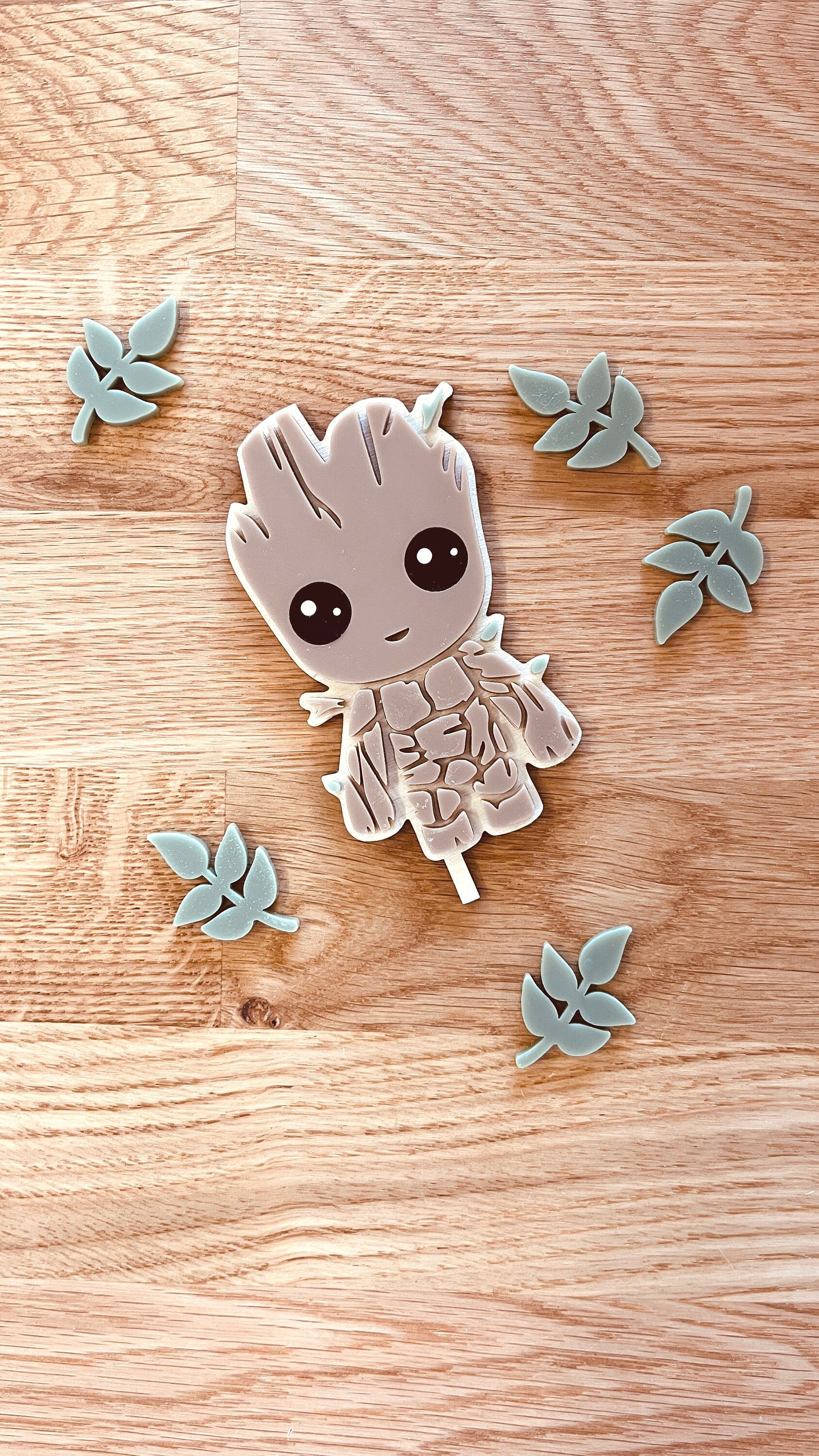 Motivstecker Groot inspired aus Acrylglas für Personalisierten Geburtstagsteller mit Vase und Kerze, Kerzenplatte, Geburtstagskranz
