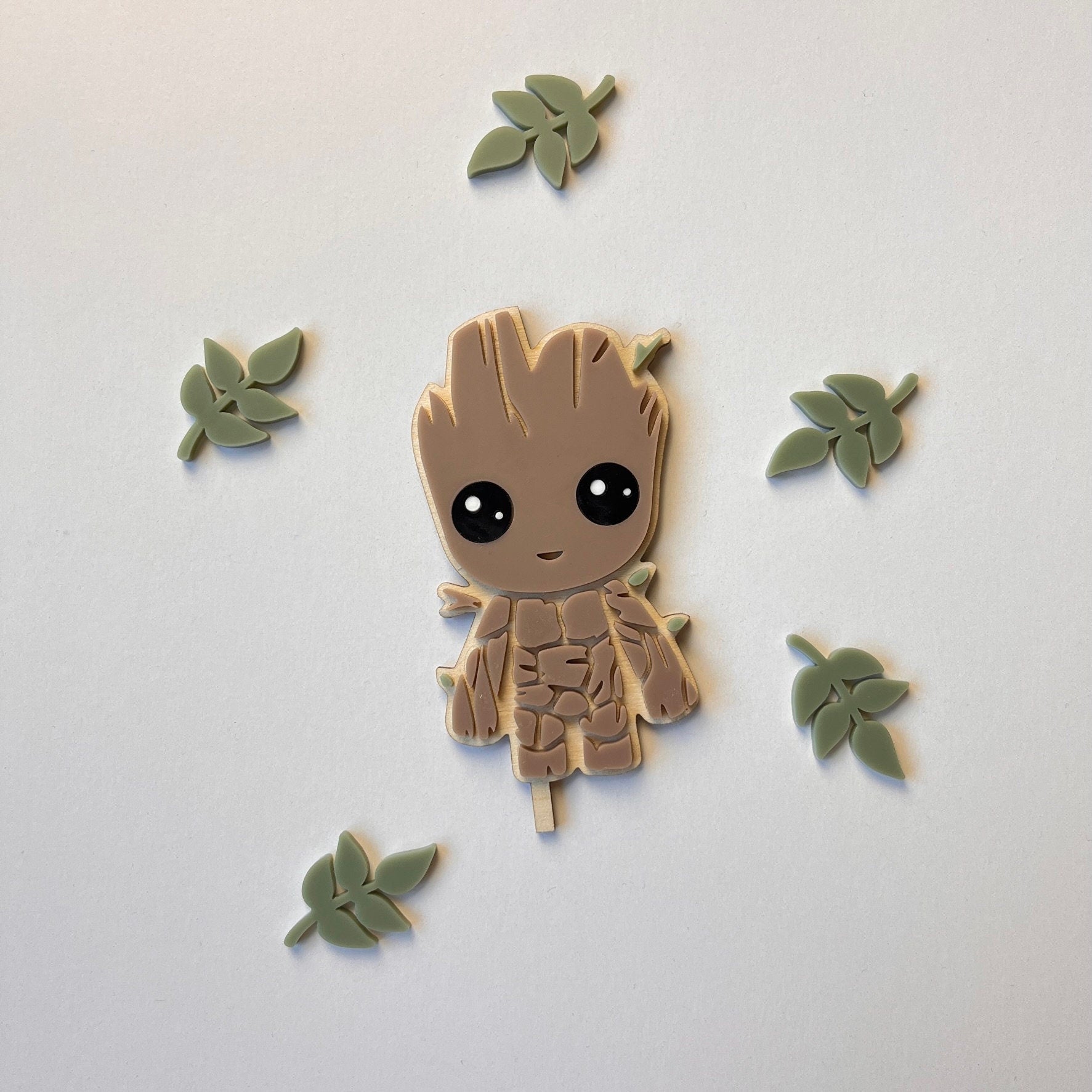 Motivstecker Groot inspired aus Acrylglas für Personalisierten Geburtstagsteller mit Vase und Kerze, Kerzenplatte, Geburtstagskranz
