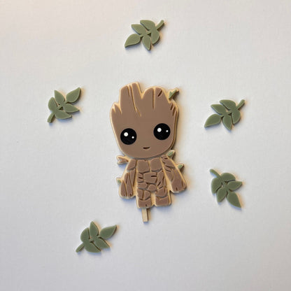 Motivstecker Groot inspired aus Acrylglas für Personalisierten Geburtstagsteller mit Vase und Kerze, Kerzenplatte, Geburtstagskranz