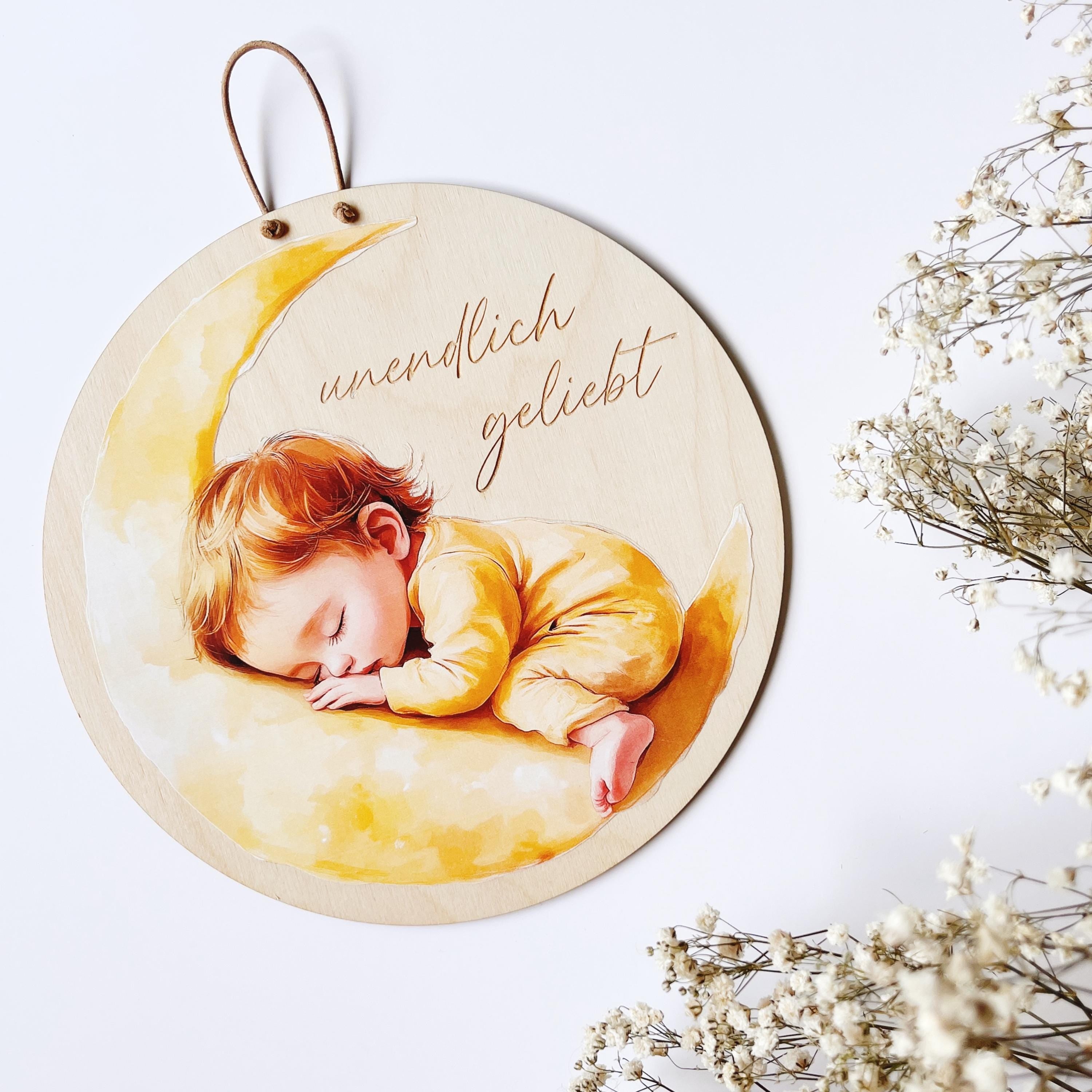 Holzschild mit schlafendem Baby auf Mond, "Unendlich geliebt" Schild, Geschenk zur Geburt