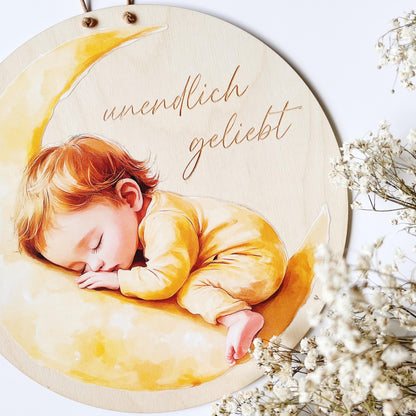 Holzschild mit schlafendem Baby auf Mond, "Unendlich geliebt" Schild, Geschenk zur Geburt