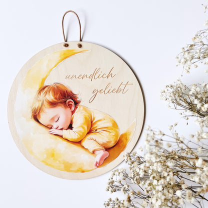 Holzschild mit schlafendem Baby auf Mond, "Unendlich geliebt" Schild, Geschenk zur Geburt