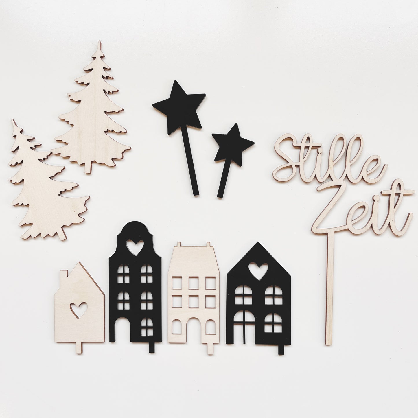 Schwarz/Natur Motivstecker Set für Adventskranz länglich, Set aus Häusern, Tannenbäumen, Sternen und "Stille Zeit"