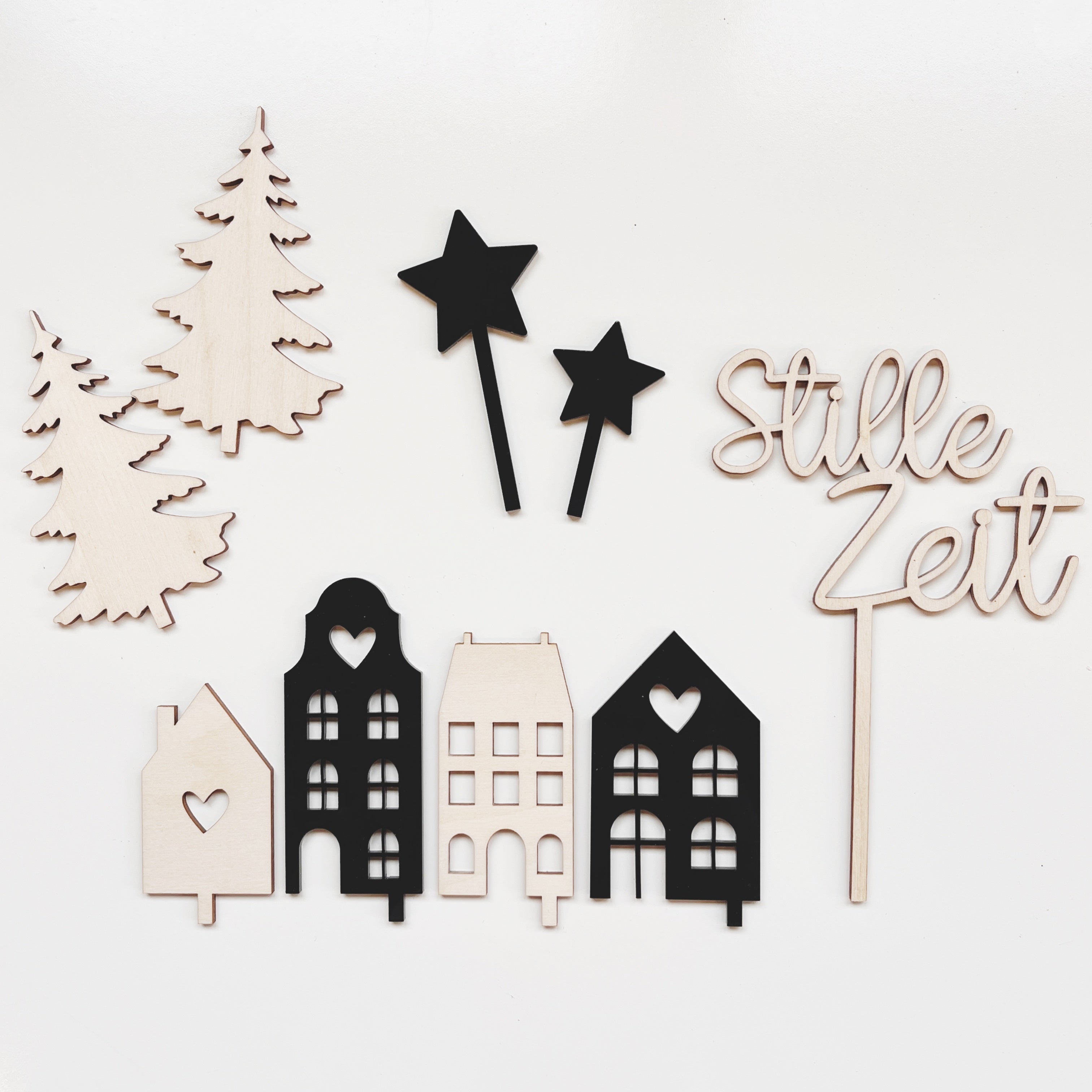 Schwarz/Natur Motivstecker Set für Adventskranz länglich, Set aus Häusern, Tannenbäumen, Sternen und "Stille Zeit"