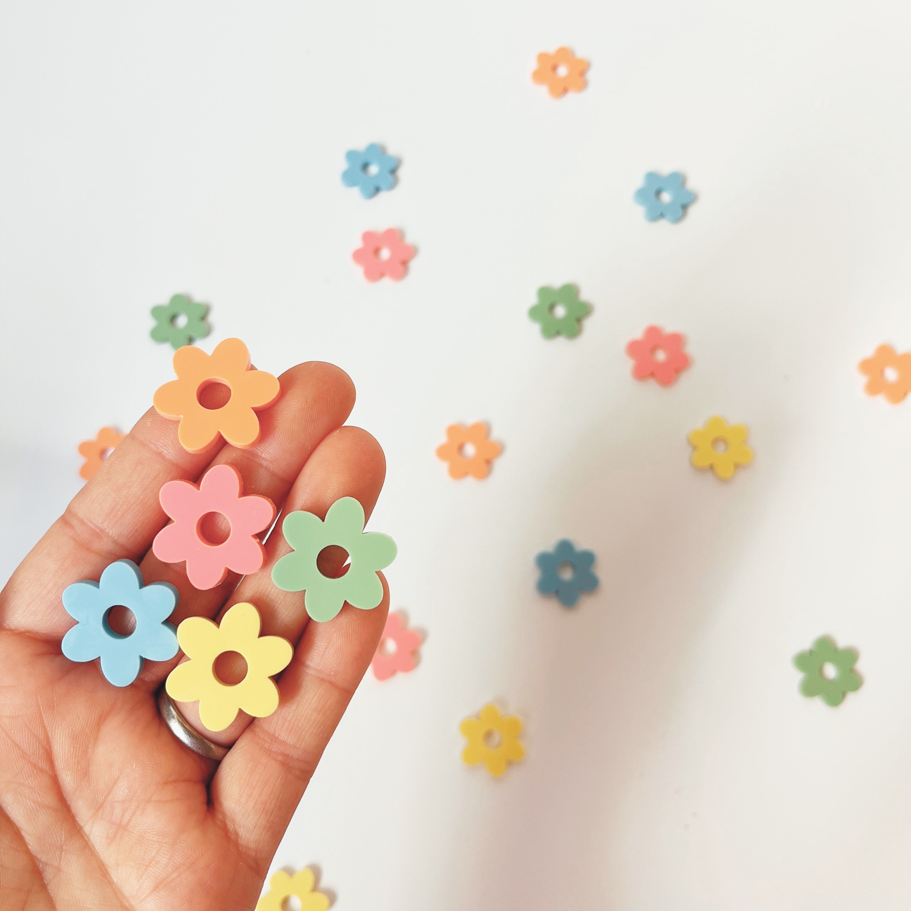 Bunte Blumen Streudeko aus Acryl – wiederverwendbar | Frühling Sommer Tischdeko Kindergeburtstag Hochzeit Geburtstagsteller