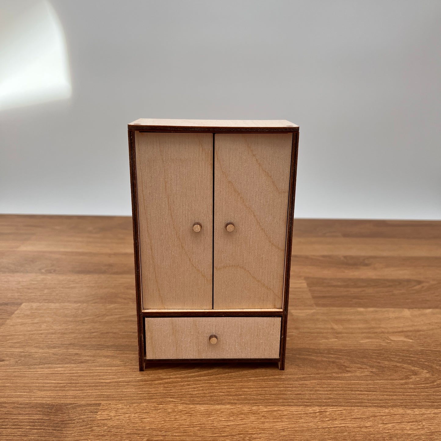 Kleiderschrank fürs Puppenhaus