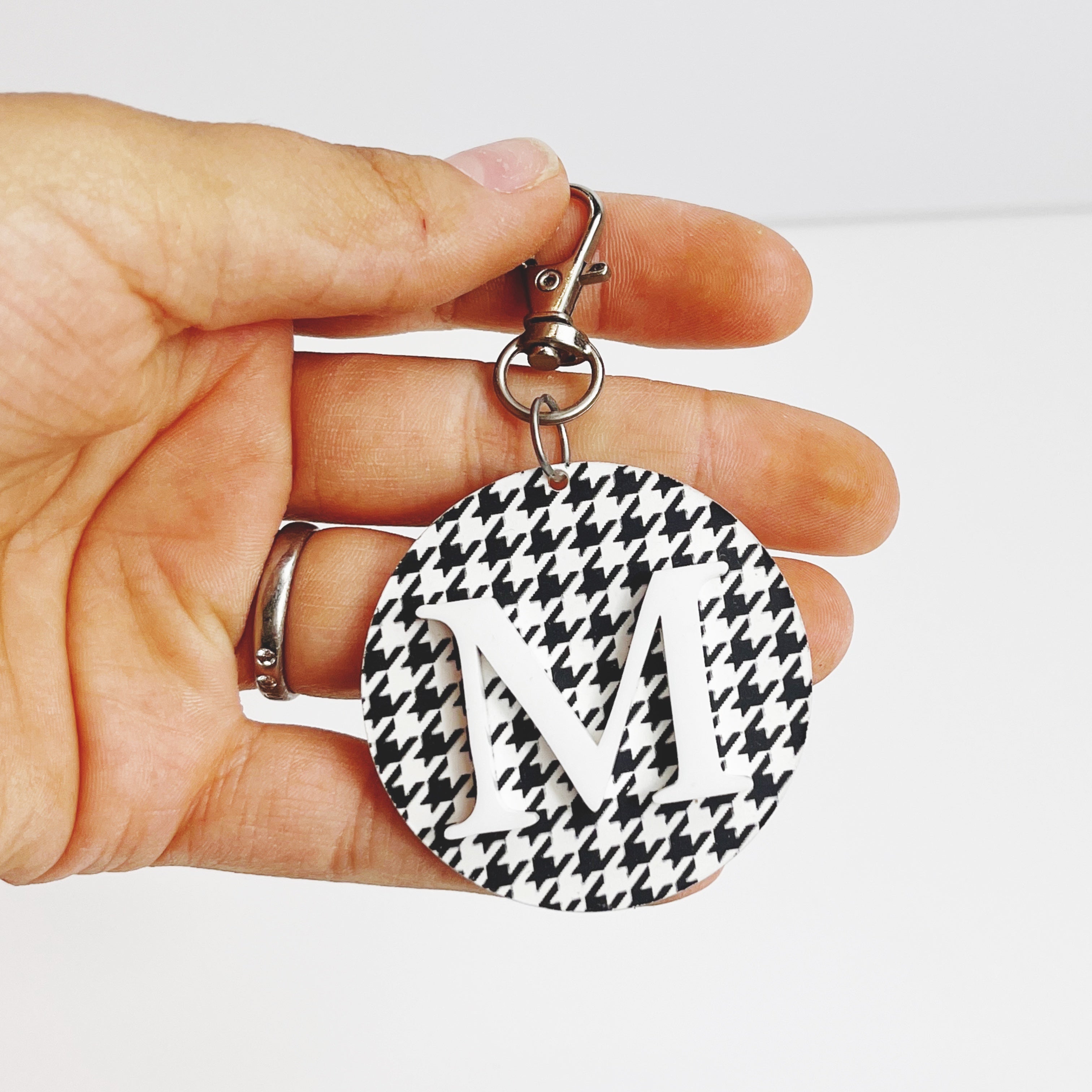 Schlüsselanhänger mit Hahnentrittmuster "M"