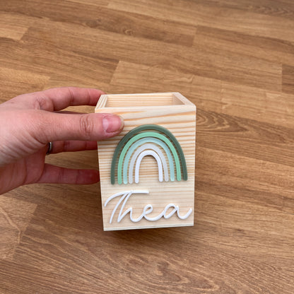 Personalisierter Stiftehalter grüner Regenbogen aus Holz/Acryl