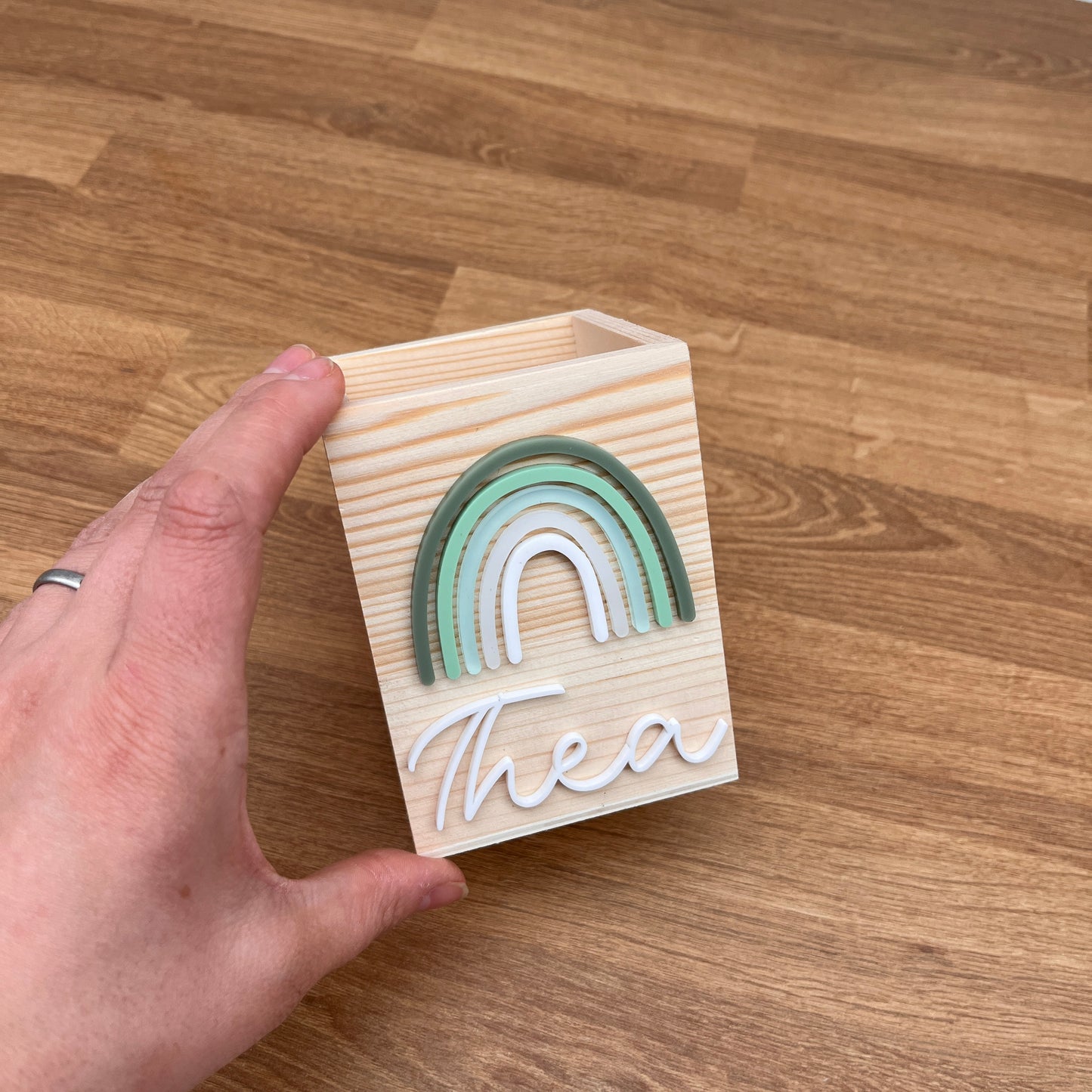 Personalisierter Stiftehalter grüner Regenbogen aus Holz/Acryl
